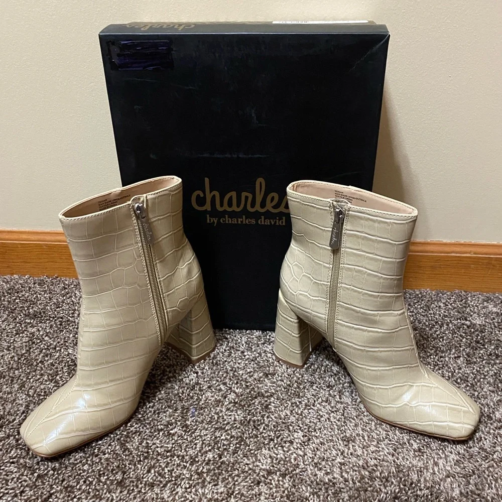 NWT Teigan Womens Faux Leather Ankle Boots - Picture 2 of 4